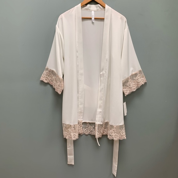 Flora Nikrooz Robe - Picture 2 of 8